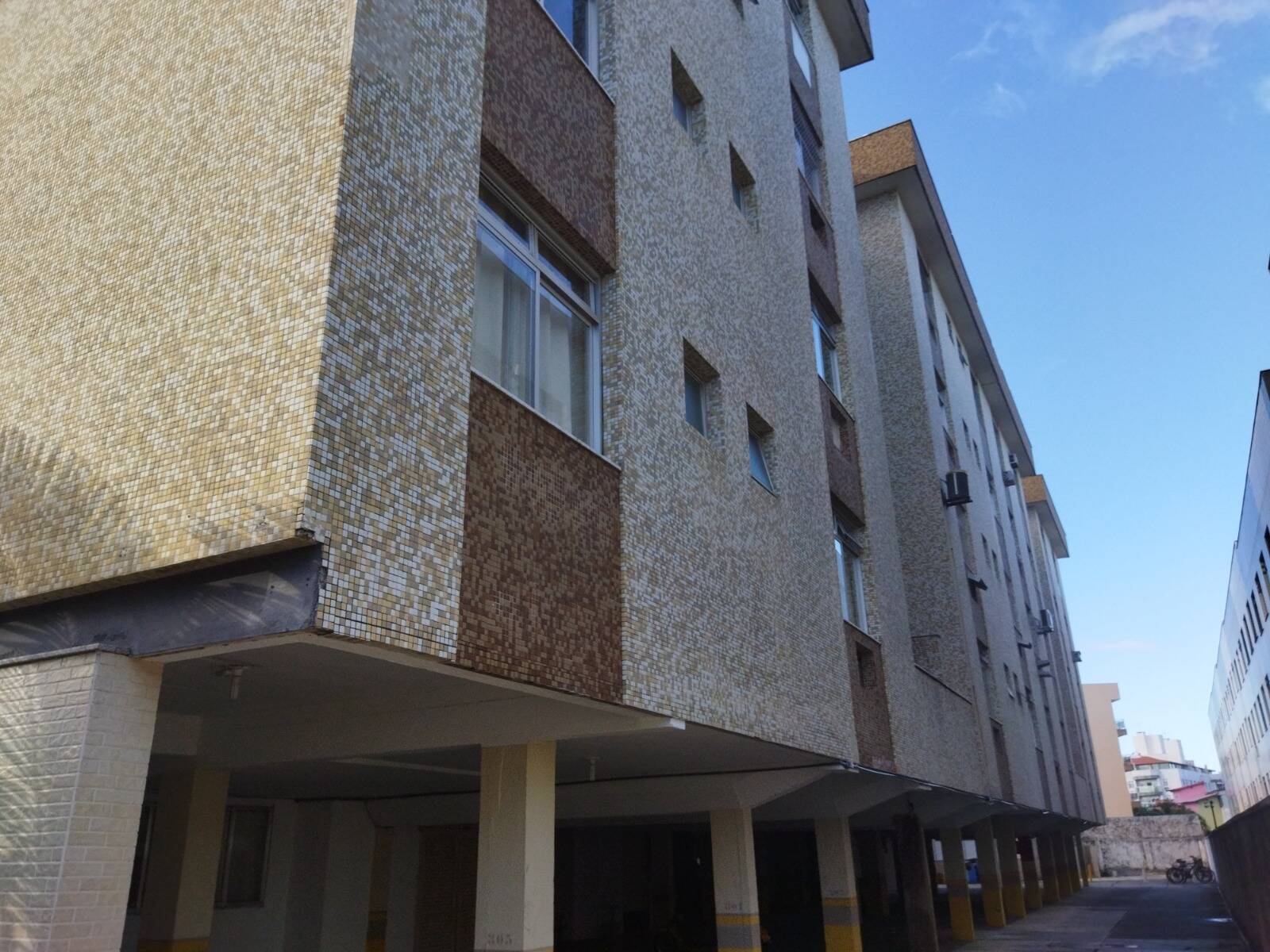 Apartamento à venda com 2 quartos, 70m² - Foto 2